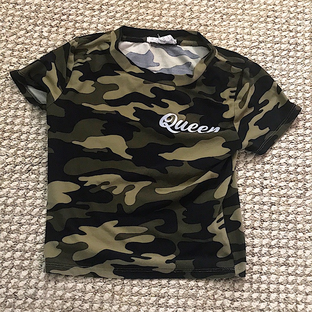 Camo shorts sleeve top with queen on it